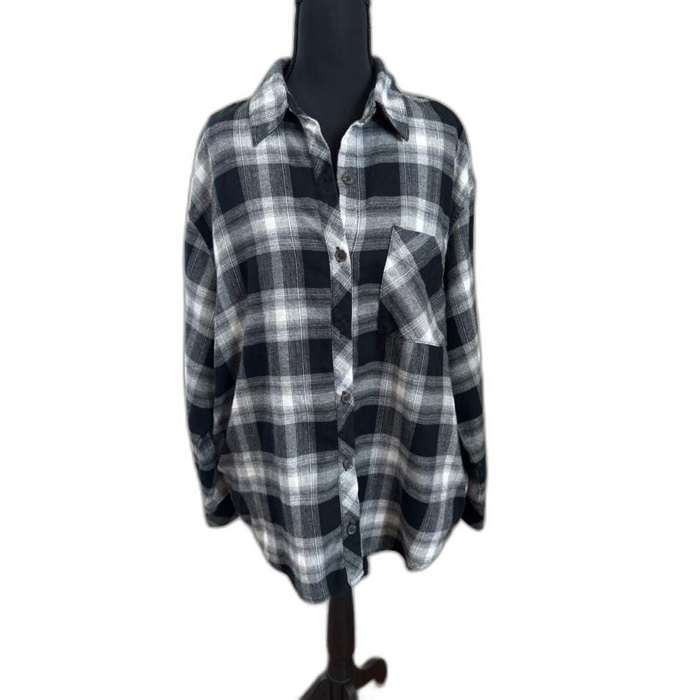 IT HAS POCKETS! Women's Medium Black & White Plaid Wild Fable Button Flannel